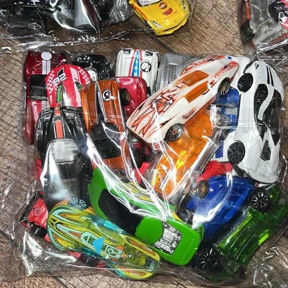 Hot wheels and assorted toy cars - Picture 2 of 7